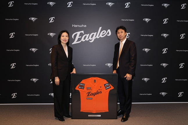 조연수(왼쪽) 종근당건강 본부장과 손혁 한화 단장. /사진=한화 이글스