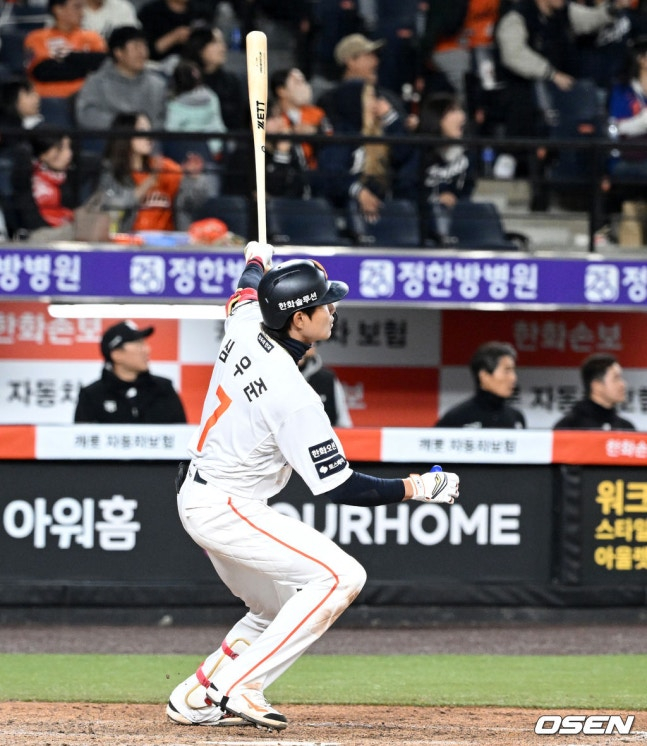한화 심우준이 1일 KT전 8회말 동점 스리런 홈런을 때리고 있다. /사진=OSEN