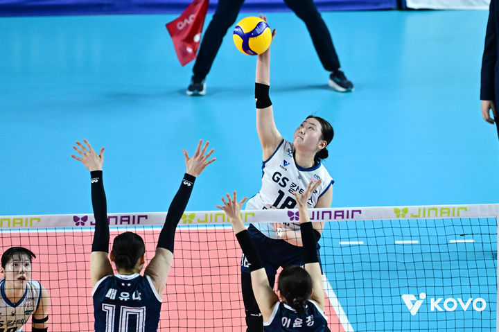 공격을 시도하는 권민지(가운데). /사진=KOVO 제공