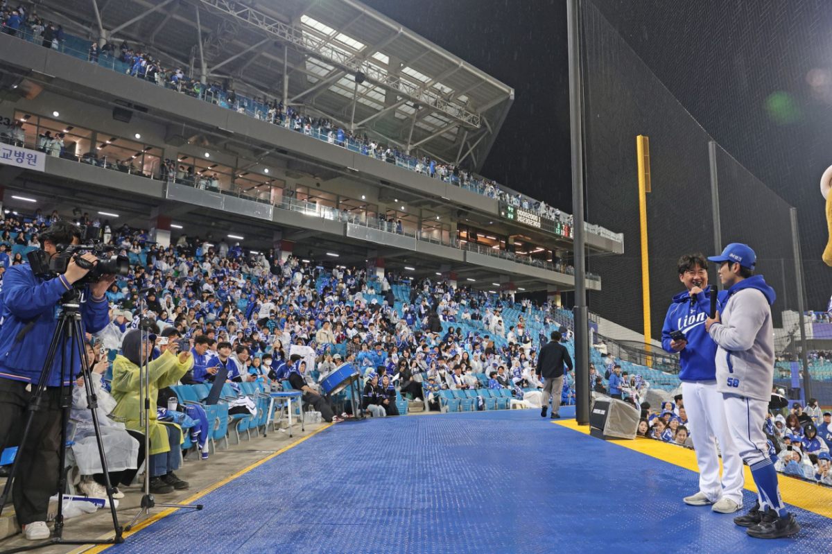 김지찬(오른쪽)이 4월 1일 경기 후 수훈 선수 인터뷰에 임하는 모습. /사진=삼성 라이온즈 제공