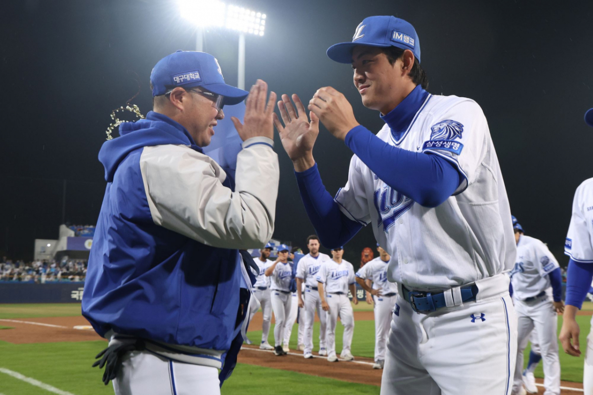 4월 1일 KBO 리그 역사상 최초로 구단 3000승을 달성한 삼성 라이온즈 선수단. 박진만(왼쪽) 삼성 감독과 구자욱이 하이파이브를 하고 있다. /사진=삼성 라이온즈 제공