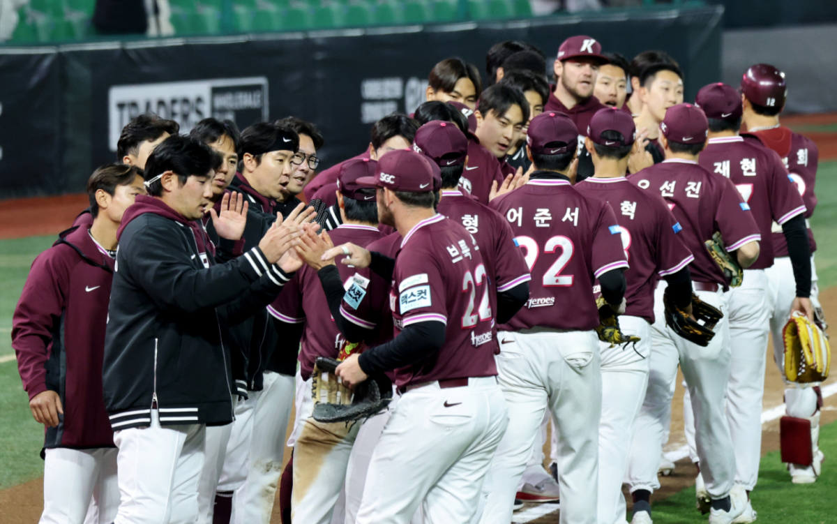 키움 히어로즈 선수들이 1일 인천 SSG랜더스필드에서 열린 2026 프로야구 SSG랜더스와 방문경기에서 승리한 뒤 자축하고  있다. /사진=강영조 선임기자