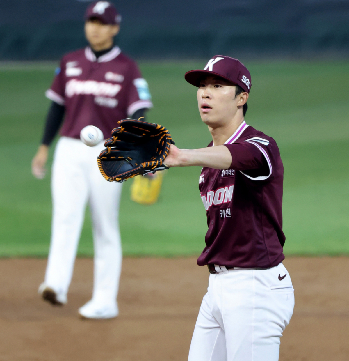 키움 히어로즈 투수 배동현이 1일 인천 SSG랜더스필드에서 열린 SSG 랜더스전에서 포수로 부터 공을 건네받고 있다. /사진=강영조 선임기자