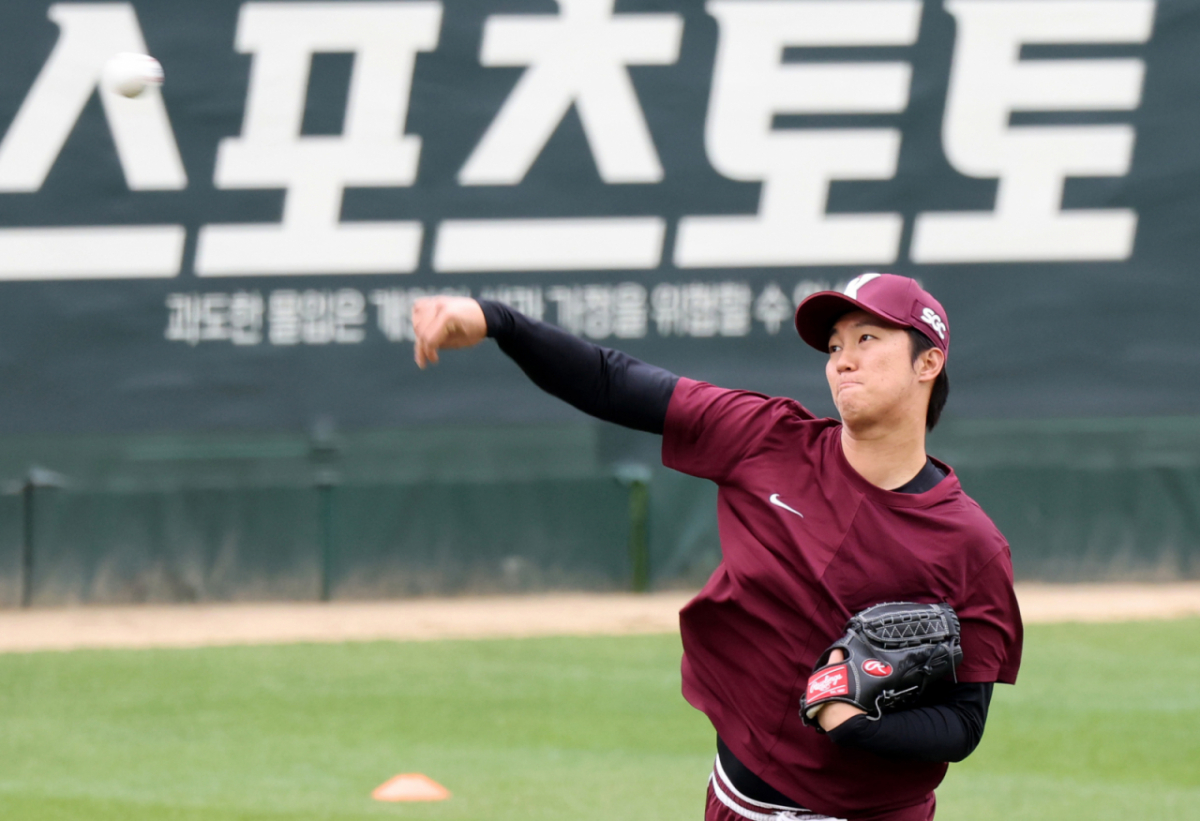 안우진이 지난달 31일 인천 SSG랜더스필드에서 SSG 랜더스전을 앞두고 캐치볼을 하고 있다. /사진=강영조 선임기자