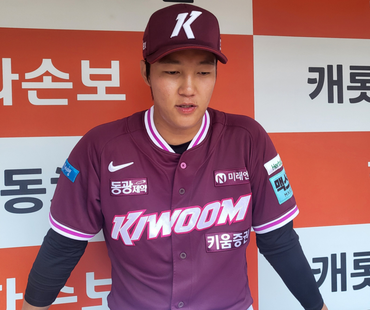 불펜 피칭을 마치고 취재진과 인터뷰를 하고 있는 안우진. /사진=안호근 기자
