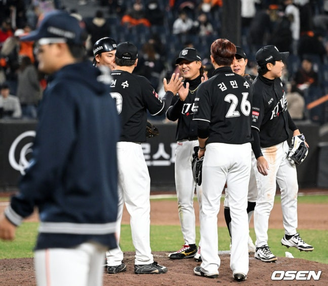 KT 선수들이 1일 한화에 승리한 뒤 자축하고 있다. /사진=OSEN
