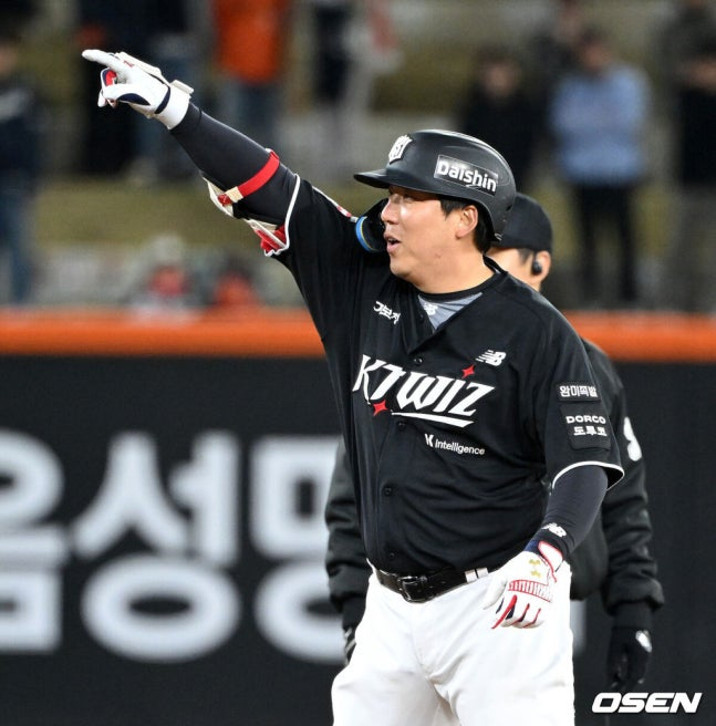 KT 김현수가 1일 한화전 9회초 결승 2타점 2루타를 때린 뒤 기뻐하고 있다. /사진=OSEN