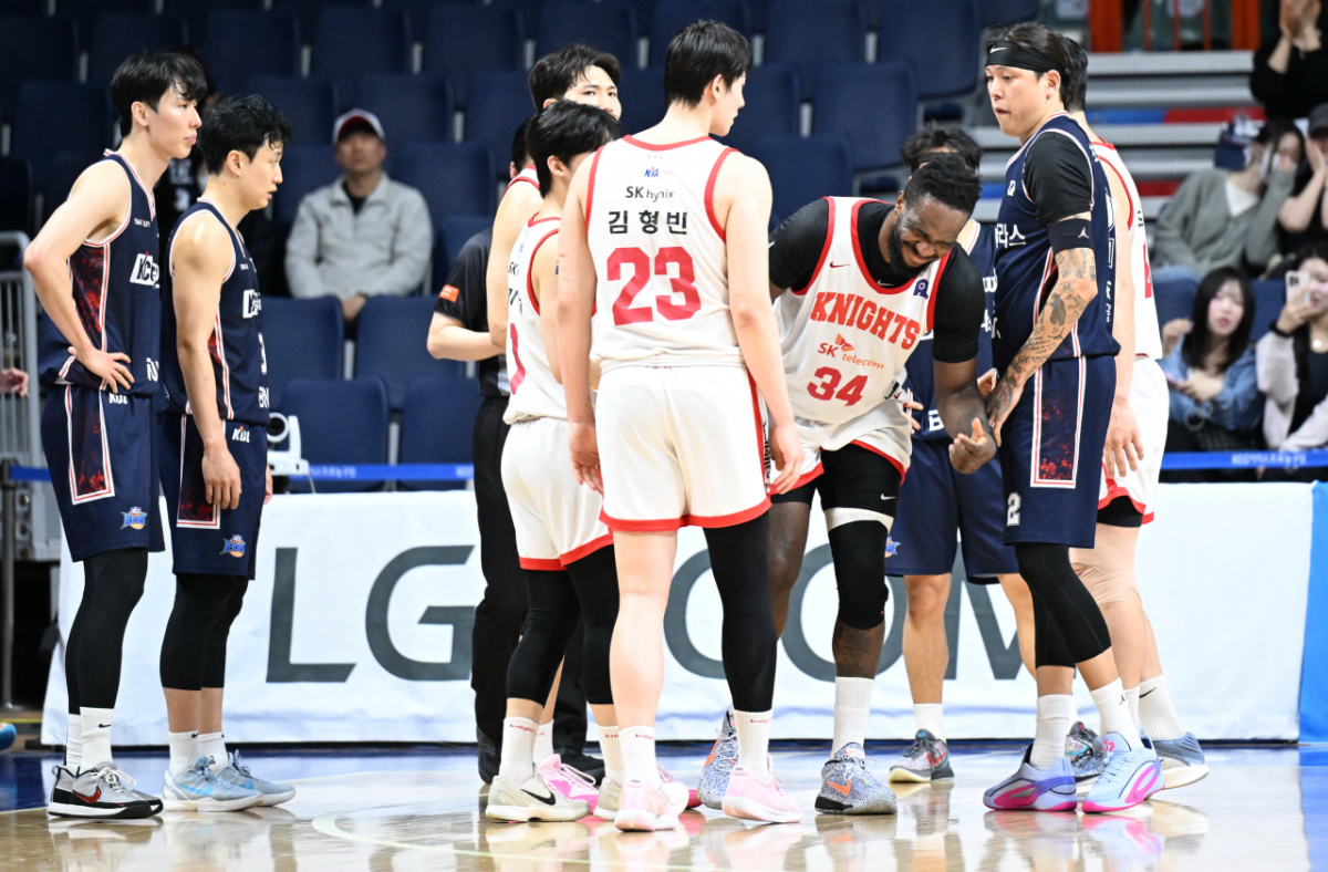 자밀 워니(34번)가 다리가 불편한듯 얼굴을 찡그리고 있다. /사진=KBL 제공