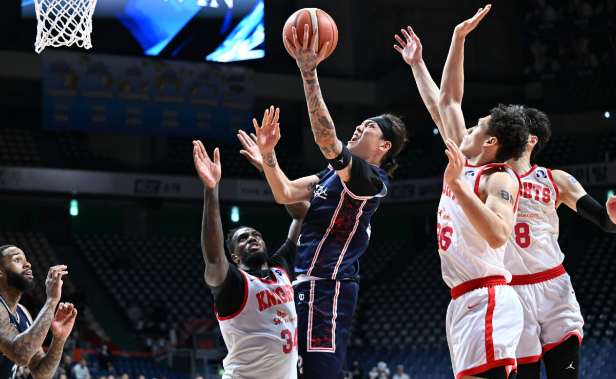 최준용(가운데)이 서울SK 선수들을 피해 슛을 날리고 있다. /사진=KBL 제공