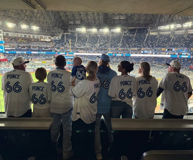 폰세의 가족들이 경기를 보기 위해 야구장에 나온 모습. /사진=코디 폰세 부인 엠마 폰세 SNS