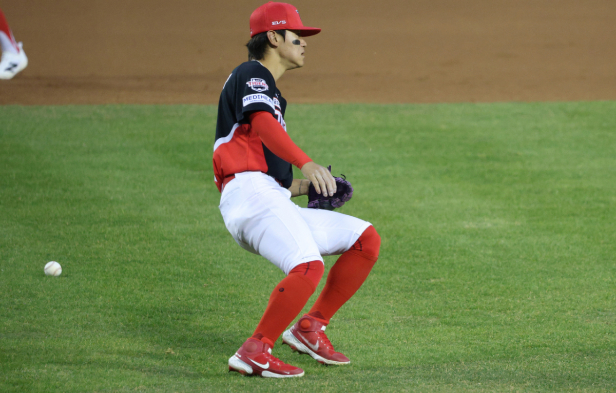 2026 신한 SOL Bank KBO리그 LG 트윈스 대 KIA 타이거즈 경기가 1일 서울 잠실야구장에서 열렸다.  KIA 3루수 김도영이 1회말 2사 1,3루에서 LG 구본혁의 번트 안타를 처리하려다 볼을 빠뜨리고 있다. /사진=김진경 대기자