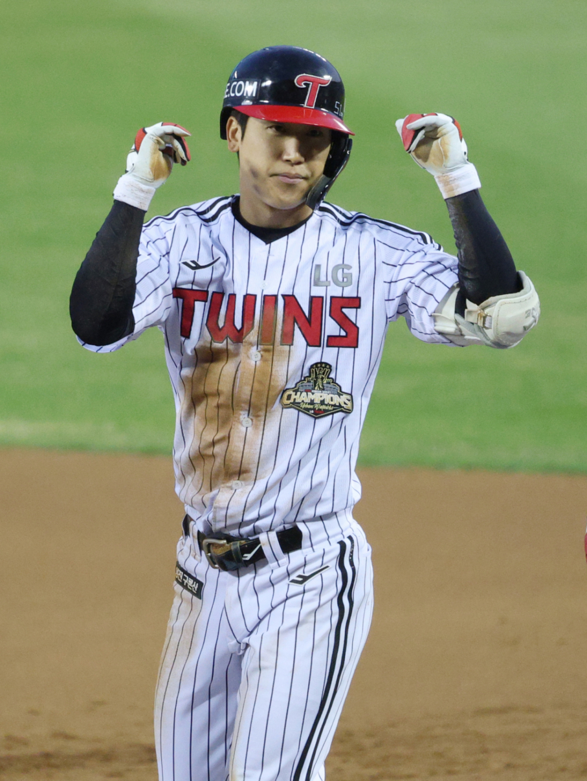 2026 신한 SOL Bank KBO리그 LG 트윈스 대 KIA 타이거즈 경기가 1일 서울 잠실야구장에서 열렸다.  LG 구본혁이 1회말 2사 1.3루에서 1타점 번트 안타를 날리고 출루한 후 세리머니를 하고 있다. /사진=김진경 대기자