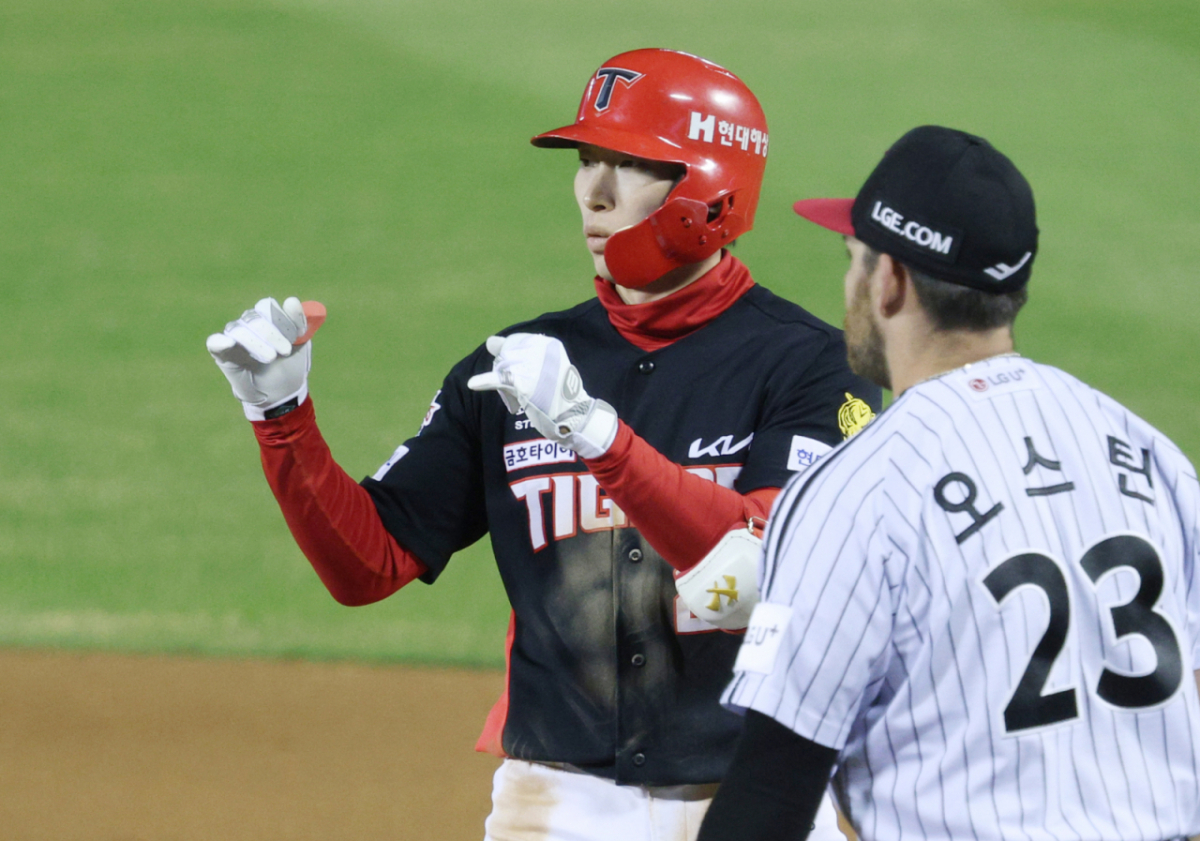 2026 신한 SOL Bank KBO리그 LG 트윈스 대 KIA 타이거즈 경기가 1일 서울 잠실야구장에서 열렸다.  KIA 김호령이 3회초 2사에서 좌전 안타로 출루한 후 세리머니를 하고 있다. /사진=김진경 대기자