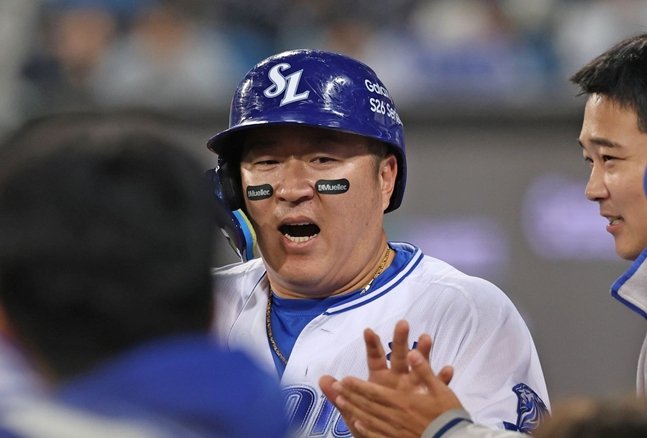 1일 두산전에서 더그아웃으로 돌아온 최형우. /사진=삼성 라이온즈