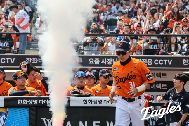 지난 3월 28일 키움 히어로즈와 개막전을 앞두고 손아섭이 입장하고 있다. /사진=한화 이글스