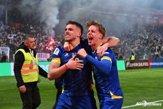 보스니아 헤르체고비나 선수들이 1일(한국시간) 보스니아 헤르체고비나에서 열린 2026 국제축구연맹(FIFA) 북중미월드컵 유럽 지역 플레이오프 패스A 결승전 경기가 끝난 뒤 환호하고 있다. /AFPBBNews=뉴스1