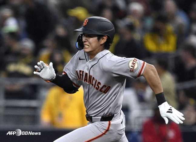 2일 샌디에이고전에서 2루로 향하는 이정후. /AFPBBNews=뉴스1