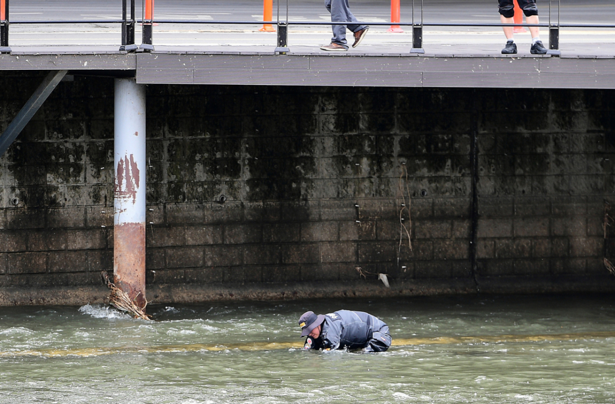 지난달 31일 오전 10시 30분쯤 "신천에 수상한 캐리어가 있다"는 신고를 접수한 경찰이 대구 북구 칠성동 잠수교 주변을 수색하고 있다. 경찰은 캐리어 안에서 여성 시신을 발견해 수사에 나섰다/사진=뉴스1