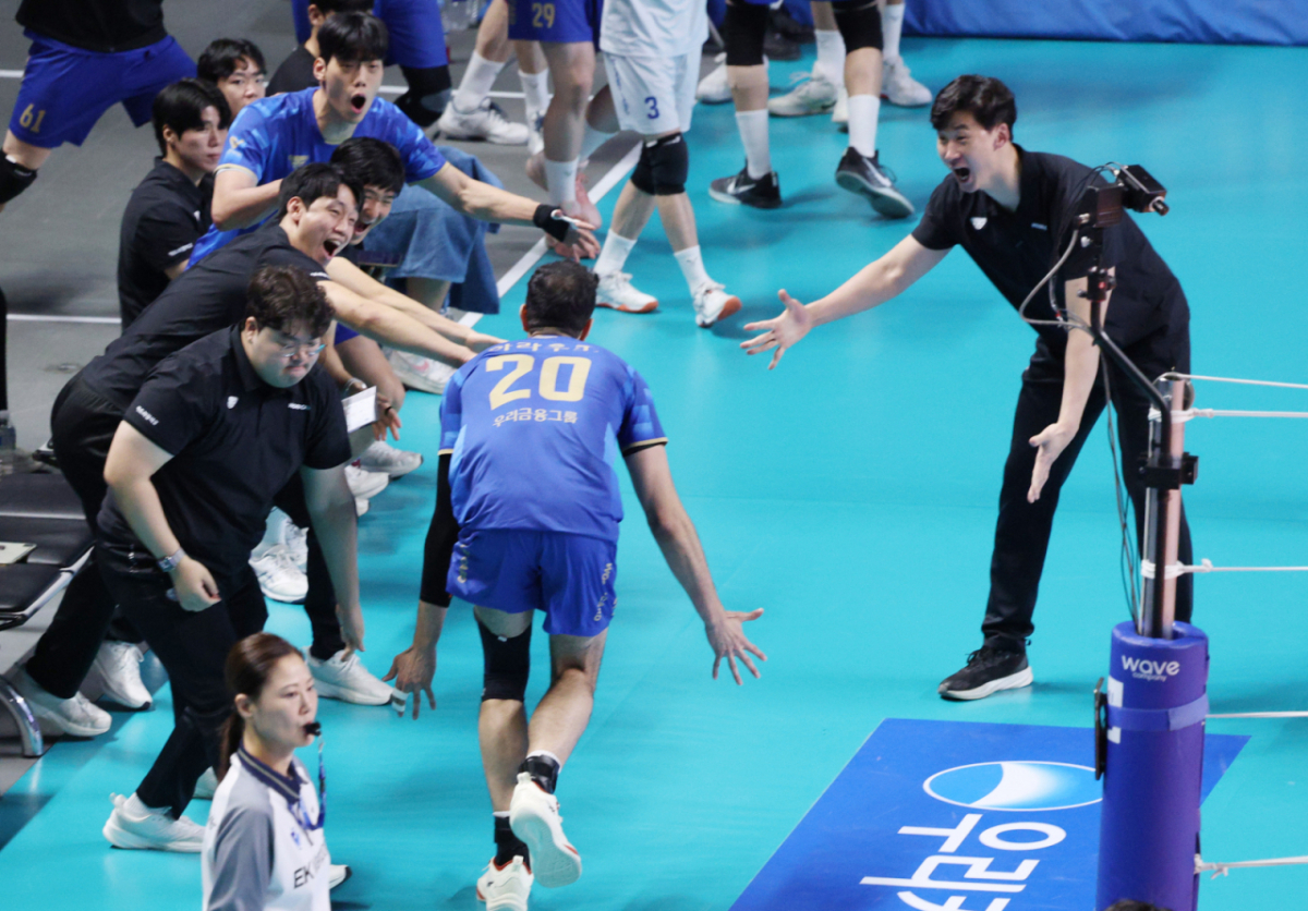 우리카드 아라우조(가운데)가 시즌 중 득점 후 박철우 감독 대행(오른쪽)과 하이파이브를 하고 있다. /사진=강영조 선임기자