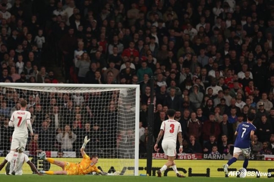 미토마 가오루(오른쪽)가 1일 오전 3시 45분(한국시간) 영국 런던의 웸블리 스타디움에서 열린 잉글랜드와 친선경기 중 결승골을 넣고 있다. /AFPBBNews=뉴스1