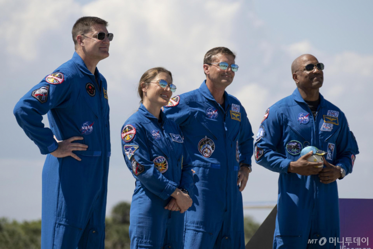 오리온 우주왕복선을 실은 대형 발사체 SLS(우주발사시스템)는 미국 플로리다주 케네디 우주센터에서 1일 오후 6시 35분(한국 시각 2일 오전 7시 35분) 발사됐다. 사진은 '아르테미스2' 계획을 수행할 우주비행사 4명. 제레미 한센, 크리스티나 코흐, 빅터 글로버, 리드 와이즈먼(왼쪽부터) /사진=NASA