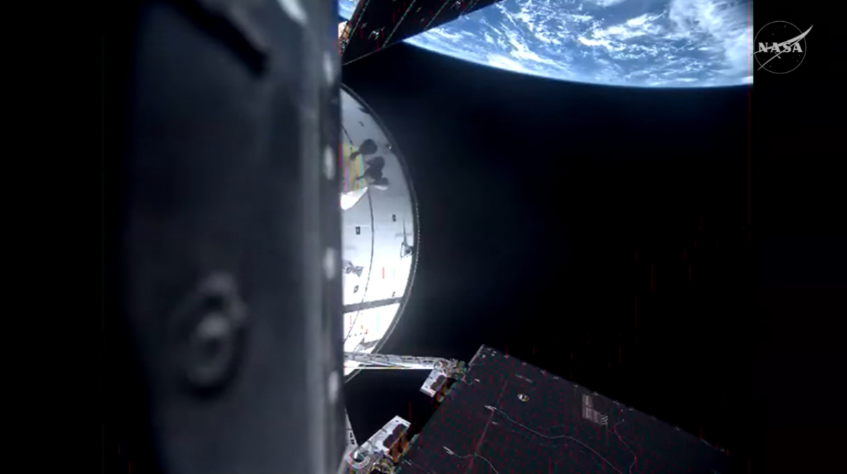 오리온 우주선의 중요한 에너지원이 될 태양전지판이 발사 후 완전히 전개된 모습. 우주선에 부착된 카메라로 멀리 지구의 모습이 보인다. /사진=NASA 생중계