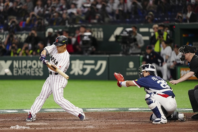 한국전에 나서 타격을 하고 있는 요시다. /AFPBBNews=뉴스1