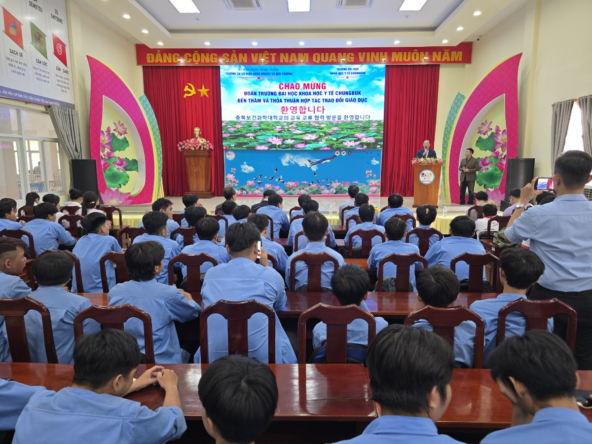 박용석 충북보건과학대 총장이 베트남 현지 설명회에서 발언하고 있다./사진제공=충북보건과학대