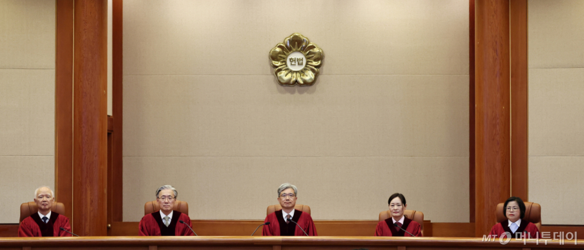 김상환 헌법재판소장과 재판관들이 선고를 위해 대심판정에 자리하고 있다. /사진=머니투데이 DB
