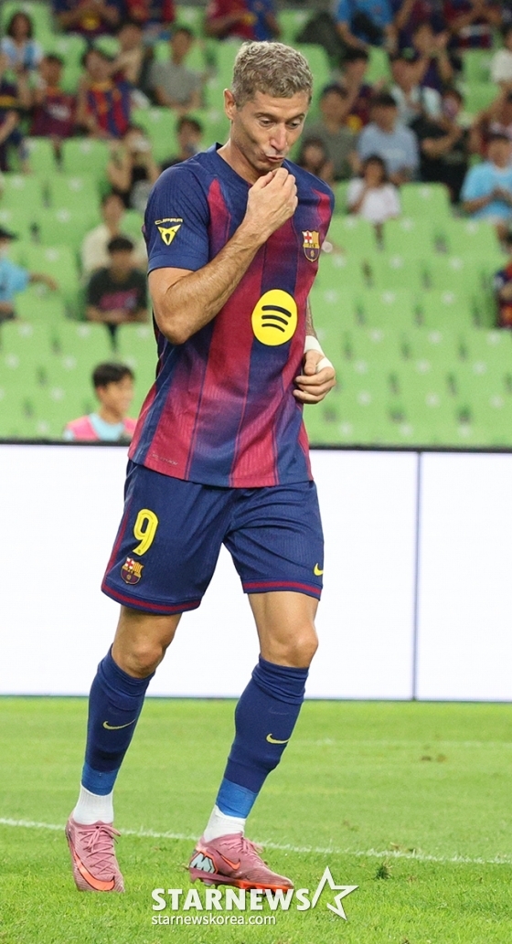 2025 FC바르셀로나 프리시즌 아시아투어' 대구FC와 바르셀로나의 경기가 대구스타디움에서 열렸다. 레반도프스키가 두 번째 골을 터뜨린 후 세리머니를 하고 있다. /사진=김진경 대기자