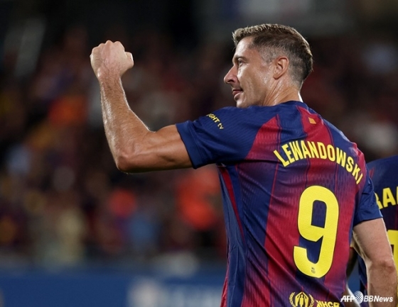 로베르트 레반도프스키가 주먹을 불끈 쥐고 있다. /AFPBBNews=뉴스1