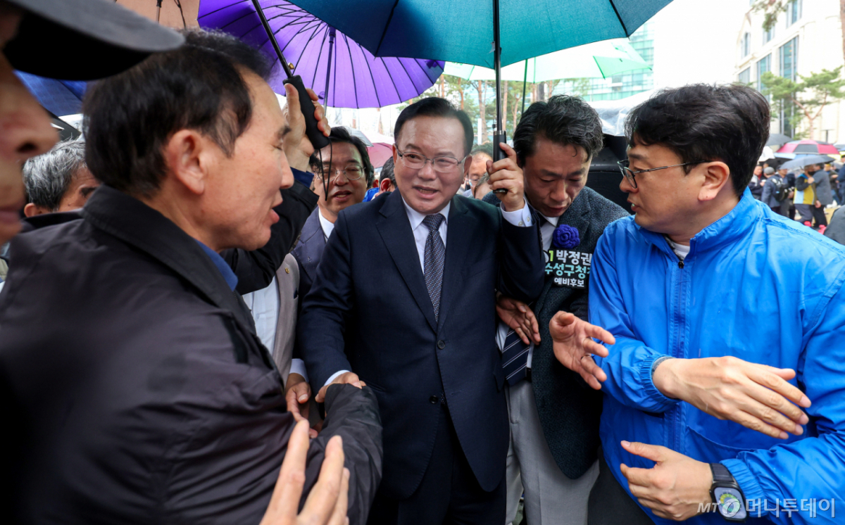 [대구=뉴시스] 이무열 기자 = 김부겸 전 국무총리가 30일 대구 중구 2·28기념중앙공원에서 6·3 지방선거 대구시장 출마 선언을 마친 뒤 시민과 악수하고 있다. 2026.03.30.  /사진=이무열