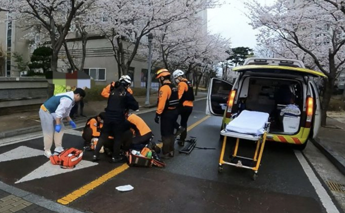 지난달 30일 울산시 북구 신천동의 한 아파트단지 내에서 초등학생이 SUV에 치여 출동한 구급대원이 응급처치를 실시하고 있다/사진=울산소방본부 제공