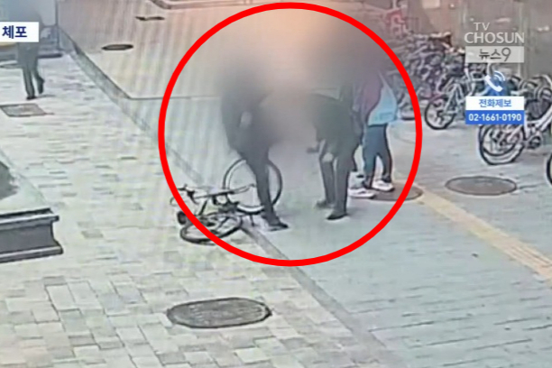 서울 마포구청역 앞에서 경찰관 포함 4명을 무차별 폭행한 30대 남성이 경찰에 체포됐다. /사진=TV조선 방송화면 캡처