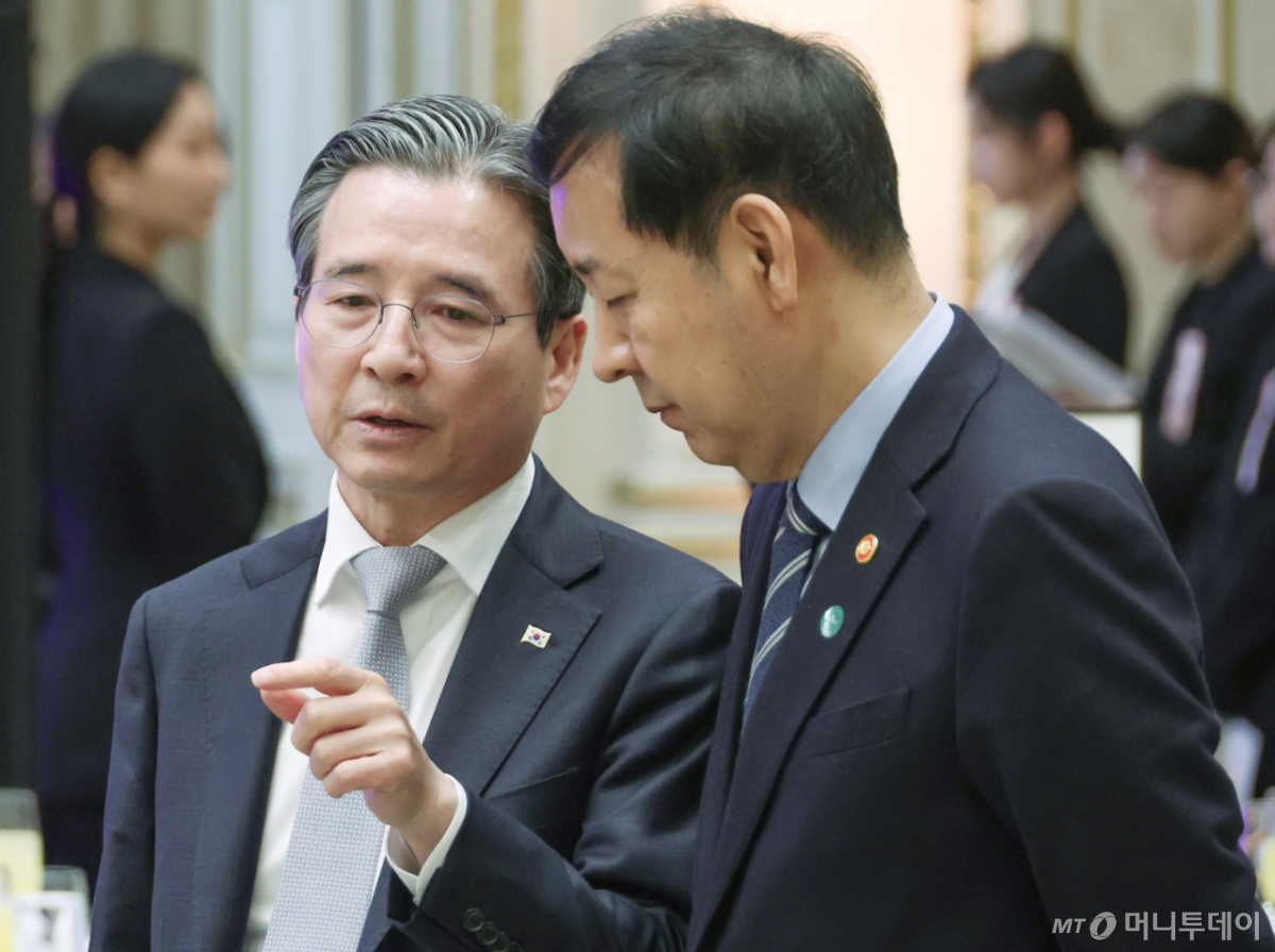 [서울=뉴시스] 최동준 기자 = 구윤철 경제부총리 겸 재정경제부 장관과 김용범 정책실장이 23일 청와대에서 열린 브라질 루이스 이나시우 룰라 다 시우바 대통령 국빈 방한 환영 만찬에서 대화하고 있다. (청와대통신사진기자단) 2026.02.22. photocdj@newsis.com /사진=최동준
