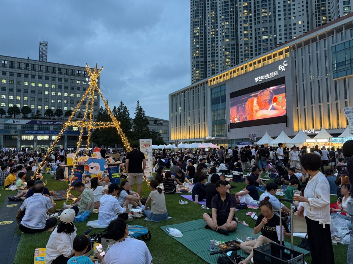 부천시청 잔디광장을 가득 메운 시민들이 '위조이 치맥축제'를 즐기고 있다./사진제공=부천시