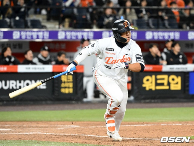 한화 강백호가 1일 KT전 8회말 적시타를 때리고 있다. /사진=OSEN