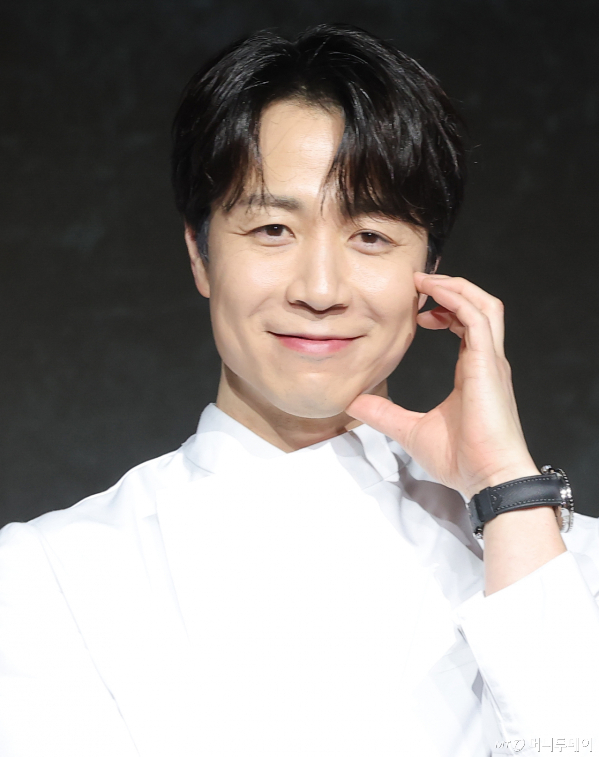 (서울=뉴스1) 권현진 기자 = 셰프 손종원이 17일 오전 서울 종로구 JW메리어트동대문스퀘어에서 열린 넷플릭스 예능 '흑백요리사: 요리 계급 전쟁2'(이하 '흑백요리사2') 제작발표회에 참석해 포즈를 취하고 있다. '흑백요리사2'는 오직 맛으로 계급을 뒤집으려는 재야의 고수 '흑수저' 셰프들과 이를 지키려는 대한민국 최고 수준의 스타 셰프 '백수저'들이 펼치는 요리 서바이벌 예능이다. 2025.12.17/뉴스1  Copyright © 뉴스1. All rights reserved. 무단 전재 및 재배포,  AI학습 이용 금지. 