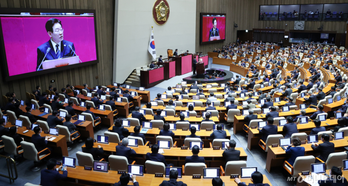 (서울=뉴스1) 이재명 기자 = 이재명 대통령이 2일 서울 여의도 국회에서 중동 사태 대응을 위한 추가경정예산(추경)안에 대한 시정연설을 하고 있다. 2026.4.2/뉴스1  Copyright © 뉴스1. All rights reserved. 무단 전재 및 재배포,  AI학습 이용 금지. /사진=(서울=뉴스1) 이재명 기자