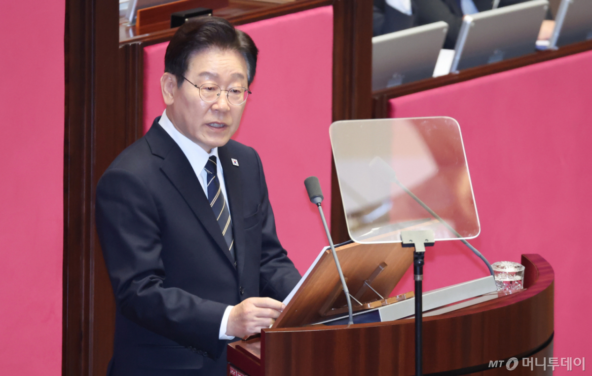 (서울=뉴스1) 이재명 기자 = 이재명 대통령이 2일 서울 여의도 국회에서 중동 사태 대응을 위한 추가경정예산(추경)안에 대한 시정연설을 하고 있다. 2026.4.2/뉴스1  Copyright © 뉴스1. All rights reserved. 무단 전재 및 재배포,  AI학습 이용 금지. /사진=(서울=뉴스1) 이재명 기자