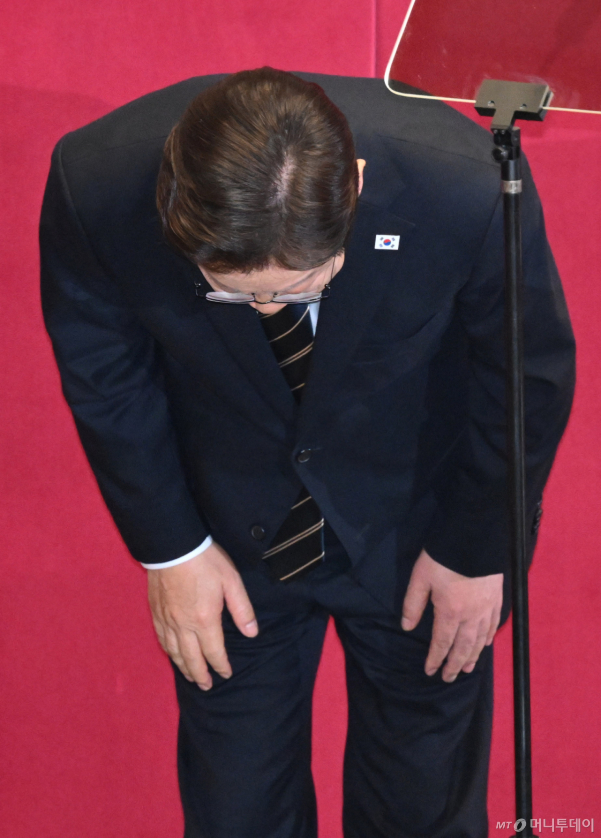 [서울=뉴시스] 국회사진기자단 = 이재명 대통령이 2일 서울 여의도 국회에서 2026년도 제1회 추가경정예산안에 대한 시정연설을 하기 전 인사하고 있다. 2025.04.02. photo@newsis.com /사진=