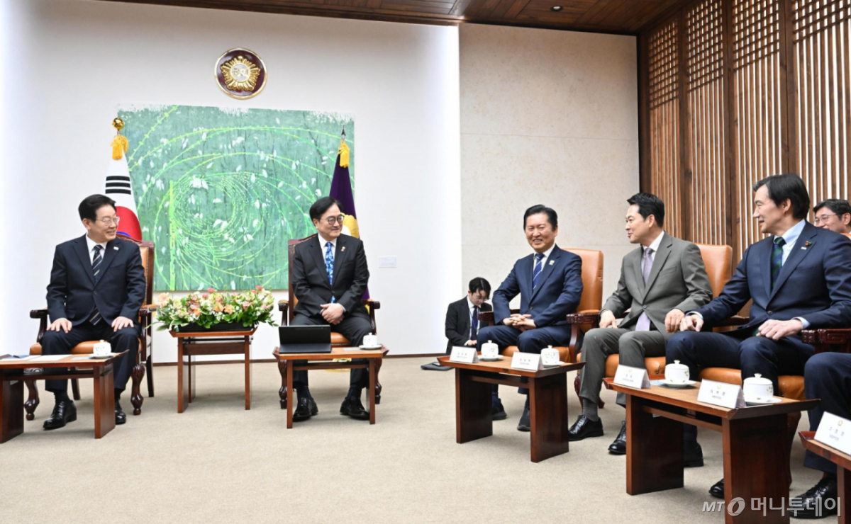 [서울=뉴시스] 고범준 기자 = 이재명 대통령이 2일 서울 여의도 국회에서 추가경정예산안 시정연설에 앞서 우원식 국회의장, 정청래 더불어민주당 대표, 장동혁 국민의힘 대표, 조국 조국혁신당 대표와 환담을 하고 있다. 2026.04.02. bjko@newsis.com /사진=