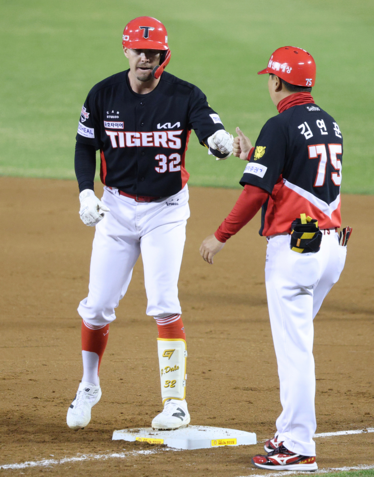 2026 신한 SOL Bank KBO리그 LG 트윈스 대 KIA 타이거즈 경기가 31일 서울 잠실야구장에서 열렸다.  KIA 데일이 3회초 2사 1,3루에서 1타점 적시타를 날리고 출루한 후 김연훈 코치의 환영을 받고 있다. /사진=김진경 대기자