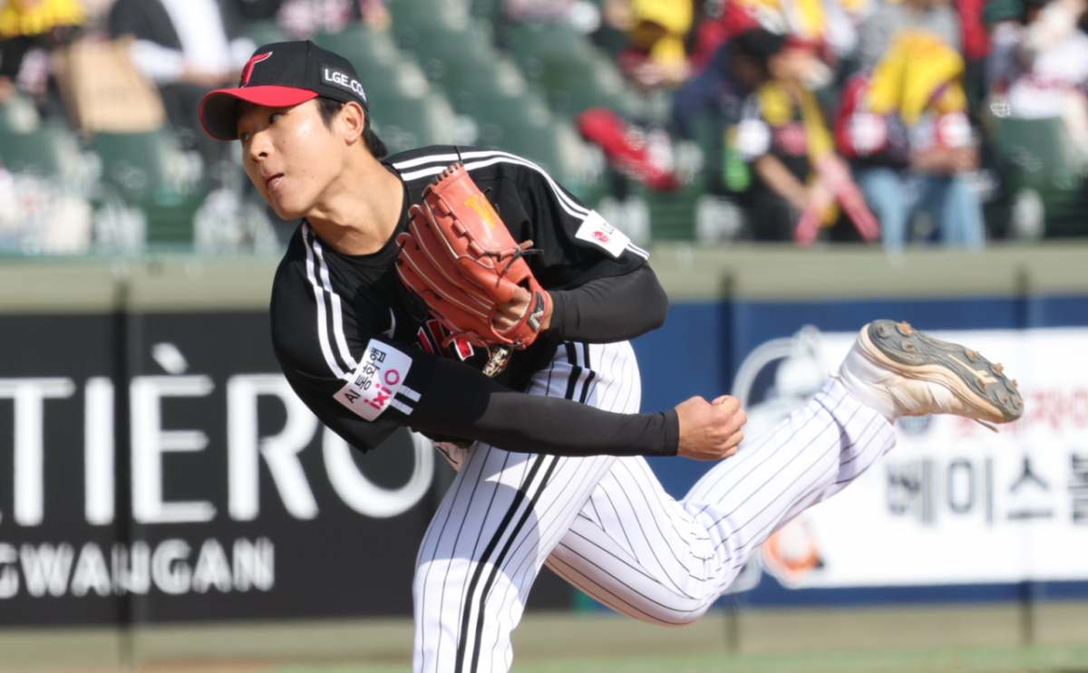 2026 신한 SOL KBO리그 시범경기 롯데 자이언츠 대 LG 트윈스 경기가 14일 부산 사직야구장에서 열렸다.  LG 우강훈이 역투하고 있다. /사진=김진경 대기자
