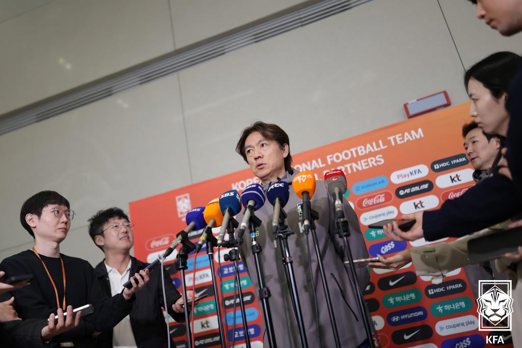 2일 귀국길에 오른 홍명보 축구대표팀 감독. /사진=대한축구협회 제공