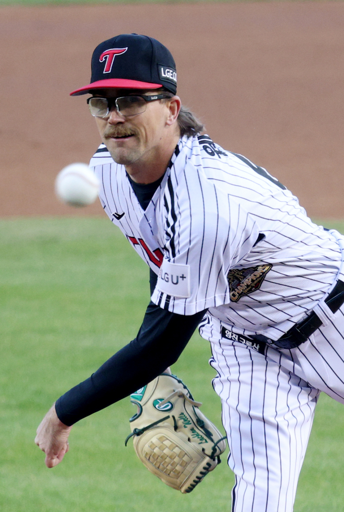 2026 신한 SOL KBO리그 LG 트윈스 대 KIA 타이거즈 경기가 2일 서울 잠실야구장에서 열렸다.  LG 선발 웰스가 역투하고 있다. /사진=김진경 대기자