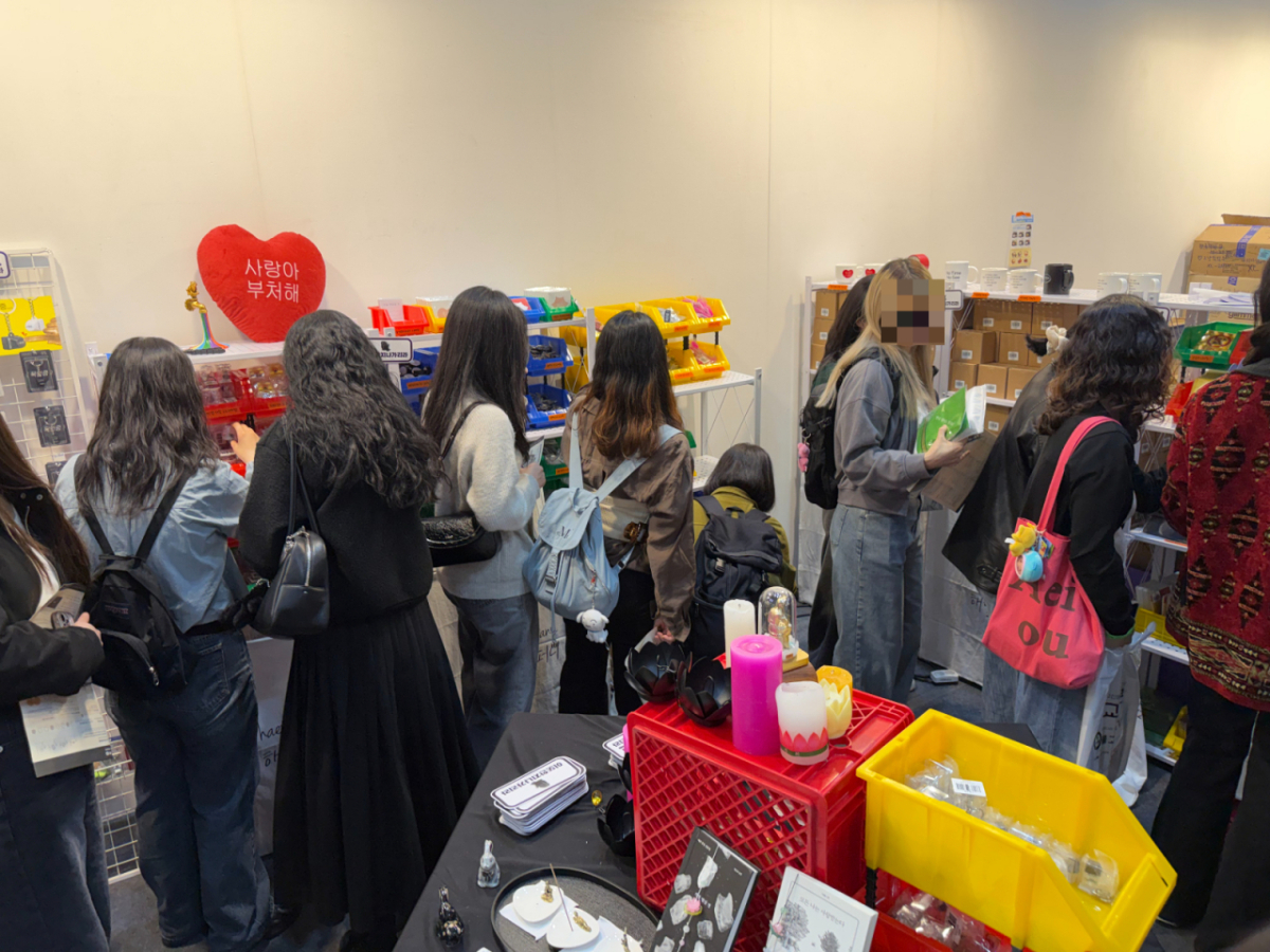 지난 2일 오전 서울 강남구 코엑스 '2026 서울국제불교박람회'에 마련된 한 굿즈 판매점에서 젊은 세대가 매대를 구경하고 있다./사진=민수정 기자.