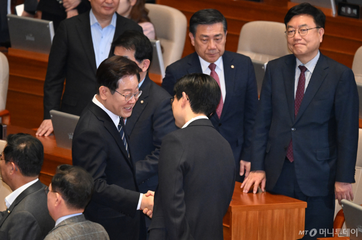 [서울=뉴시스] 국회사진기자단 = 이재명 대통령이 2일 서울 여의도 국회에서 2026년도 제1회 추가경정예산안에 대한 시정연설을 마친 뒤 야당 의석으로 찾아가 국민의힘 의원들과 인사하고 있다. 2026.04.02. photo@newsis.com /사진=