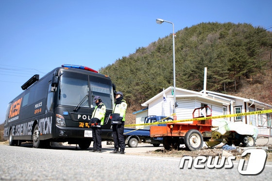 농약소주 사건이 발생한 경북 청송군 현동면 눌인3리 마을회관 앞에 과학수사대 버스가 서 있다. /사진=뉴스1