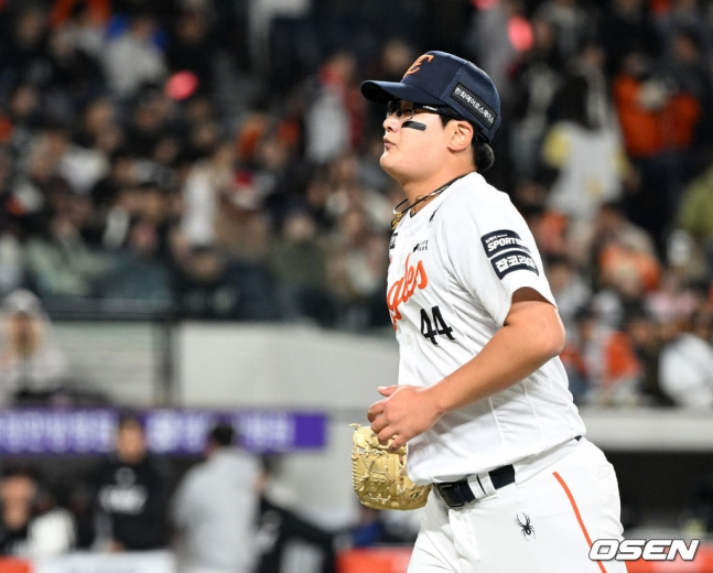 김서현이 1일 KT전에서 실점 후 마운드에서 내려가고 있다.